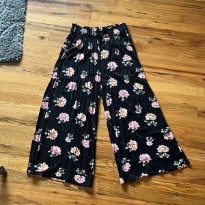 Brand: American eagle Size: Medium color: floral/black